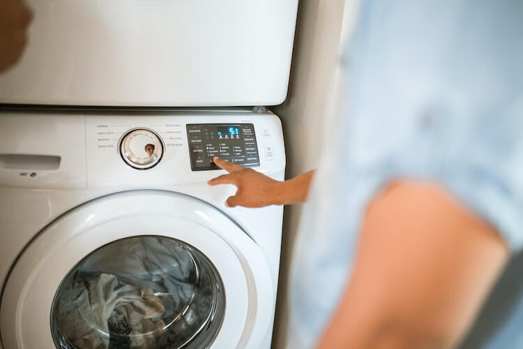 วิธีเลือกอุณหภูมิเครื่องซักผ้าที่ดีที่สุดสำหรับเสื้อผ้าของคุณ